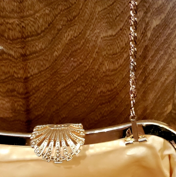 Gold Vintage Flapper Style Evening Clutch - Picture 3 of 6